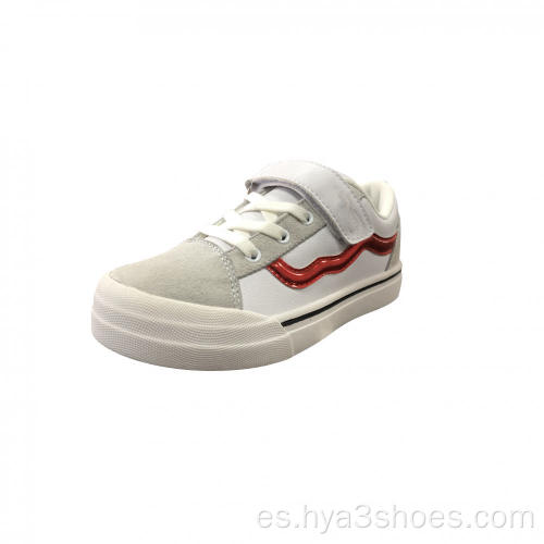 Nuevos zapatos blancos de moda para niños